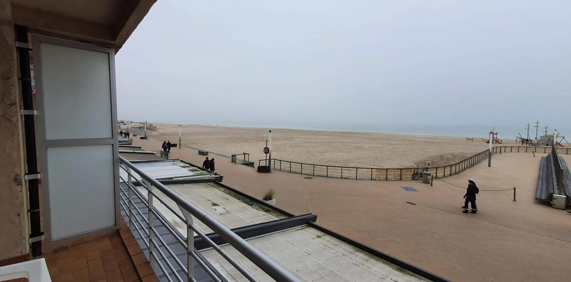 Apartment Seaview Studio: Beachfront Retreat with Panoramic Ocean Views Ostend